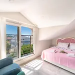 Stunning In With Seaview And Pool דירה *