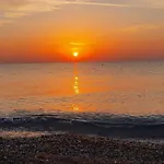 Stunning In With Seaview And Pool דירה