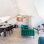 Stunning In With Seaview And Pool אולודניץ