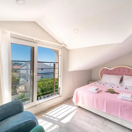 Stunning In With Seaview And Pool דירה *