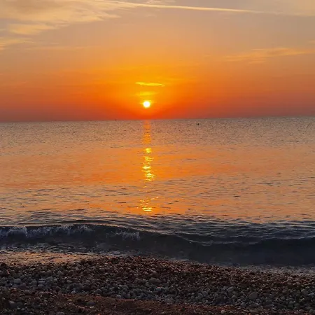 Stunning In With Seaview And Pool דירה