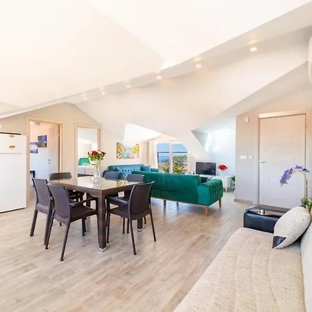 Stunning In With Seaview And Pool דירה