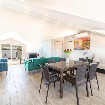 Stunning In With Seaview And Pool אולודניץ