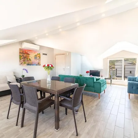 Stunning In With Seaview And Pool דירה אולודניץ